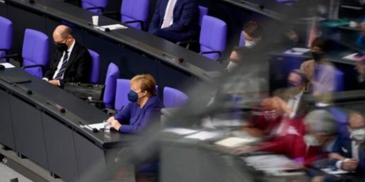 El Parlamento alemán aprueba un nuevo marco legal para combatir la pandemia