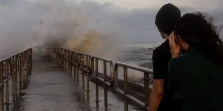 El paso de Beryl deja al menos ocho muertos