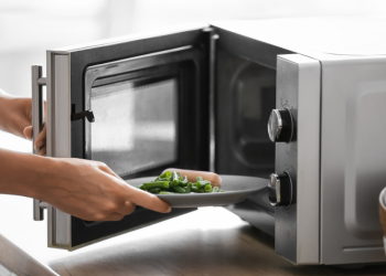 El peligro para la salud que podrían albergar los microondas