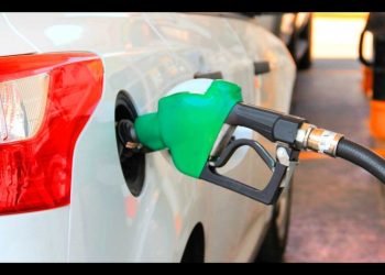 El precio de los combustibles podrí­a disminuir en los próximos dí­as