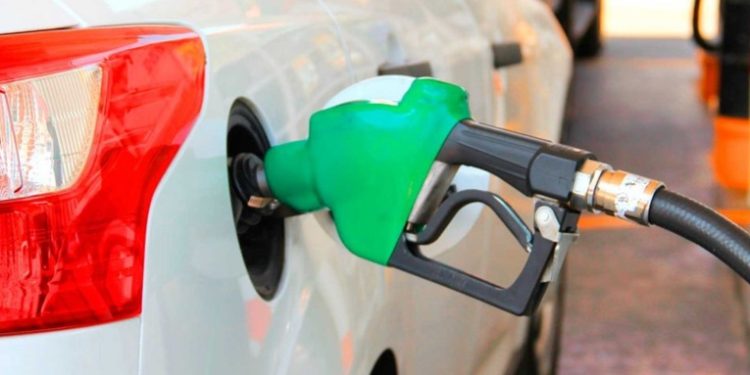El precio de los combustibles podrí­a disminuir en los próximos dí­as
