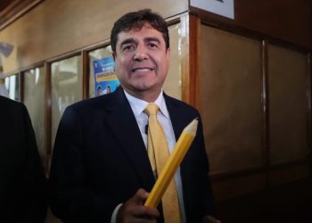 El presidenciable Carlos Pineda fue expulsado de la reunión entre magistrados del TSE