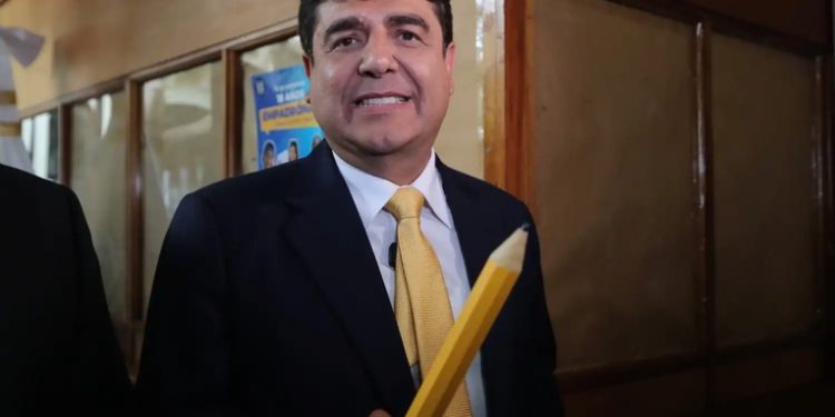 El presidenciable Carlos Pineda fue expulsado de la reunión entre magistrados del TSE