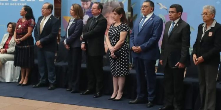 El presidente Arévalo confirma continuidad de su gabinete y presenta al nuevo titular del CIV