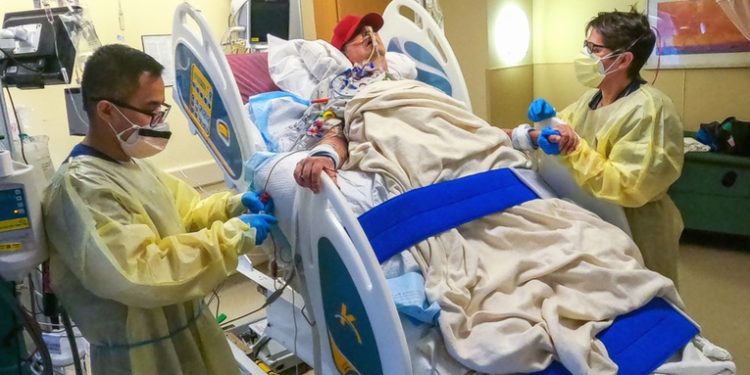 El primer hombre en recibir un trasplante de corazón de cerdo muere 2 meses después de la operación