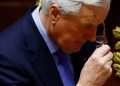 El primer ministro francés Barnier presenta su dimisión