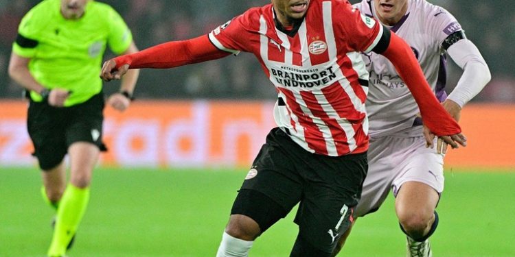 El PSV impone su fortaleza y golea a un débil Girona