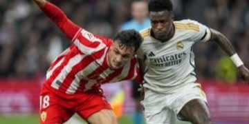 El Real Madrid remonta ante el Almería un partido loco marcado por las intervenciones del VAR