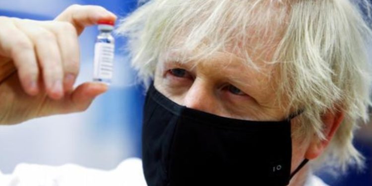 El Reino Unido ofrecerá vacuna de refuerzo a mayores de 50 años a partir de la próxima semana