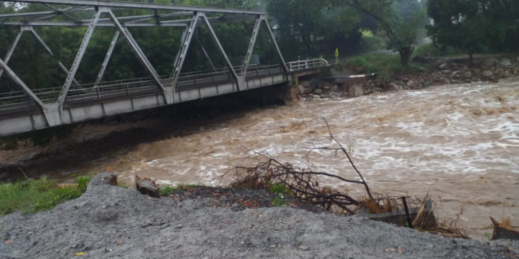 El rescate por la ví­a aérea de ví­ctimas de Eta se complica