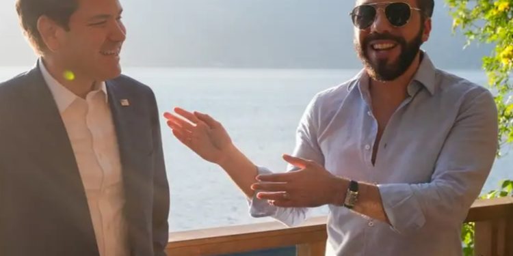 El Salvador acepta recibir 'criminales' deportados de EE.UU.