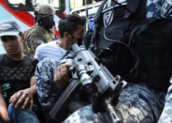El Salvador detiene a más de 1.000 pandilleros, organismos humanitarios temen por estado de excepción