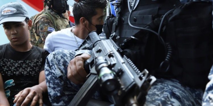 El Salvador detiene a más de 1.000 pandilleros, organismos humanitarios temen por estado de excepción