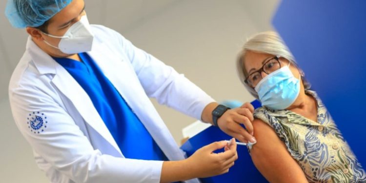 El Salvador dice estar listo para una tercera dosis de vacunas