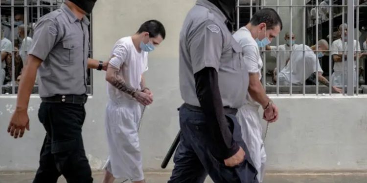 El Salvador enviará a menores a cárceles de adultos