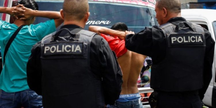 El Salvador informa haber arrestado a 7.467 pandilleros en 12 días