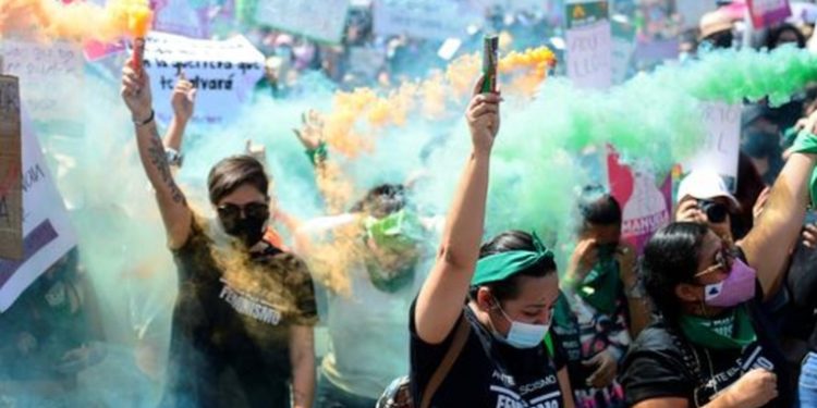 El Salvador libera a tres mujeres condenadas por aborto