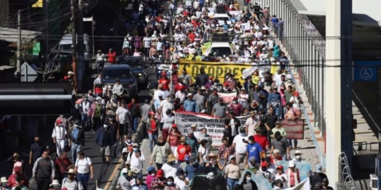 El Salvador: marchan en aniversario acuerdos de paz y contra Bukele