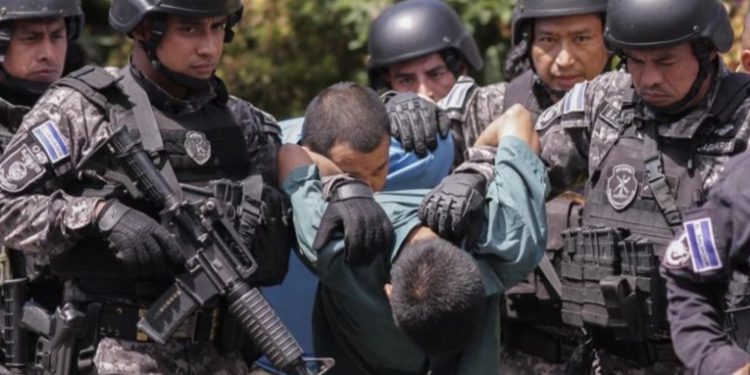 El Salvador: Militares capturan pandilleros tras asesinato