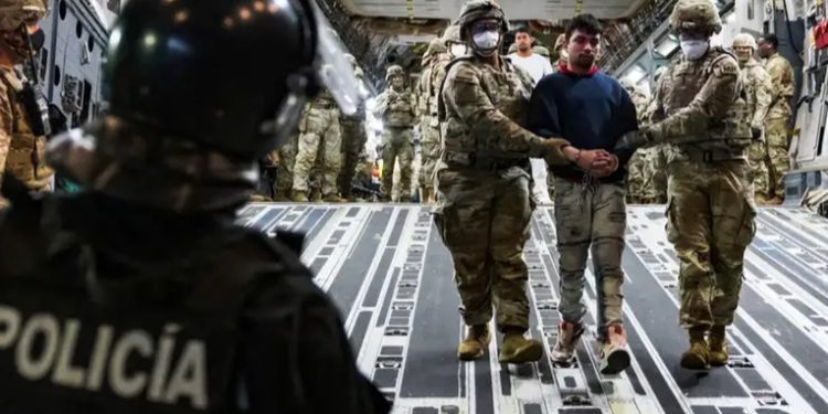 El Salvador niega a fiscal venezolano defensa de deportados