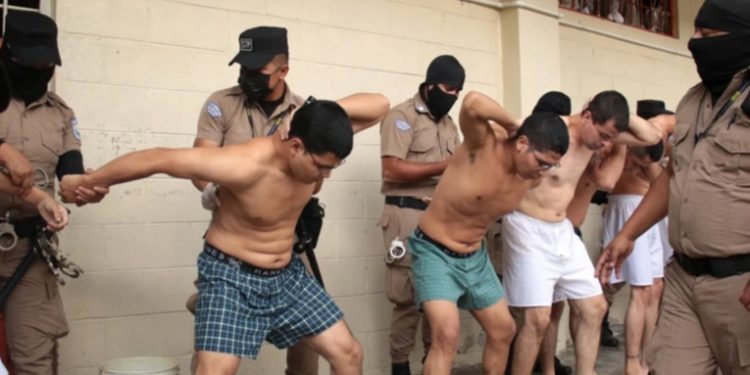 El Salvador: Organizaciones de Derechos Humanos denuncian abusos en la guerra contra pandillas