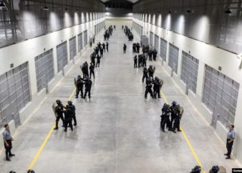 El Salvador presenta Centro de Confinamiento del Terrorismo para 40.000 pandilleros