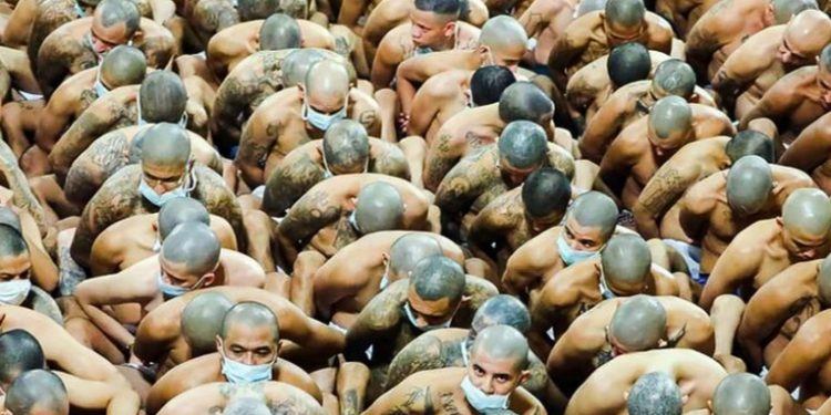 El Salvador quintuplica penas de cárcel por pertenecer a pandillas