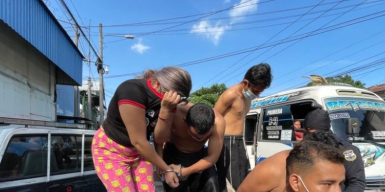 El Salvador: Redadas llevan a miles a prisión, ¿son todos pandilleros?