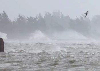 El supertifón Yagi azota con fuerza la isla china de Hainan