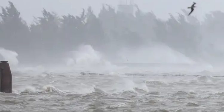 El supertifón Yagi azota con fuerza la isla china de Hainan