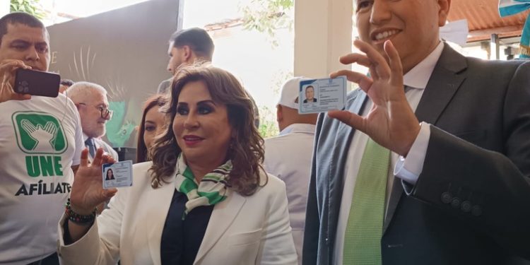 El TSE entregó las credenciales al binomio presidencial de la UNE