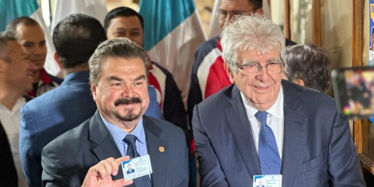 El TSE hizo la entrega del credencial a binomio presidencial del partido Republicano