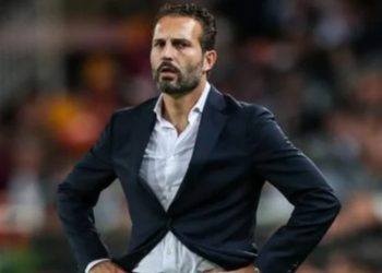 El Valencia destituye a Rubén Baraja