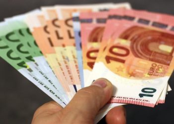 El valor del euro cae a su nivel más bajo de los últimos cinco años