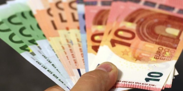 El valor del euro cae a su nivel más bajo de los últimos cinco años