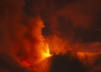 El volcán activo más grande de Europa entra en una violenta erupción con lava y cenizas