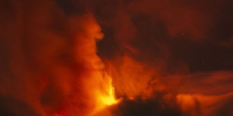 El volcán activo más grande de Europa entra en una violenta erupción con lava y cenizas