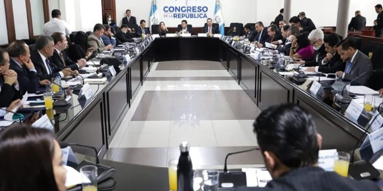 Elección de Magistrados del TSE destacada en reunión de jefes de bloque