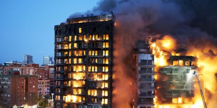 Elevan a diez el número de muertos tras voraz incendio en Valencia