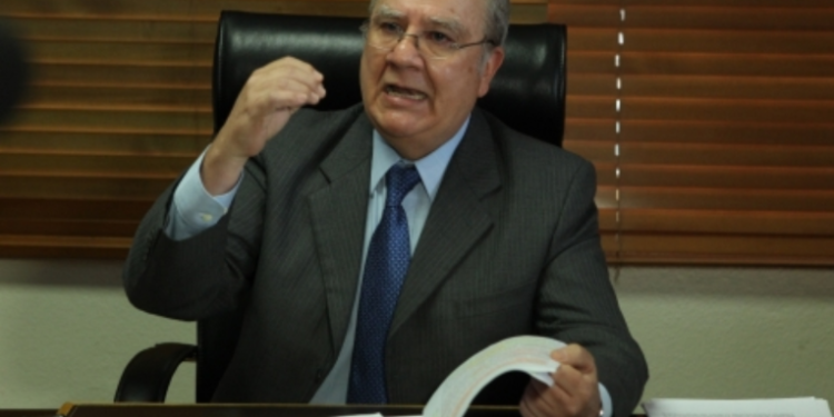 Eligen como magistrado titular de la CC a Roberto Molina Barreto