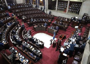 Eligen pesquisidora que investigará a los magistrados de la CC Gloria Porras y De Mata Vela