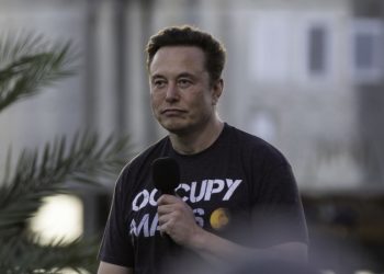 Elon Musk califica a Biden de demasiado viejo para un segundo mandato presidencial