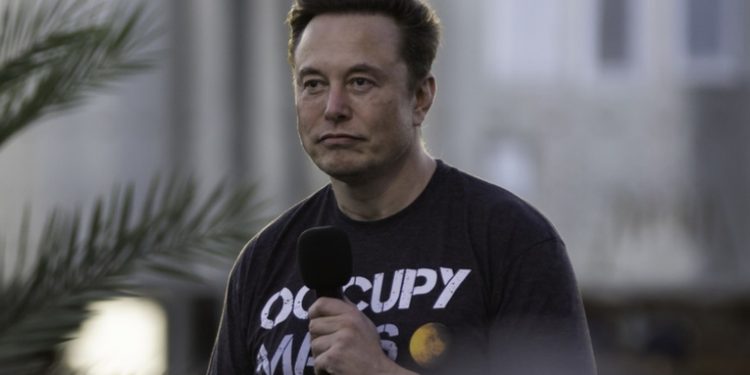 Elon Musk califica a Biden de demasiado viejo para un segundo mandato presidencial