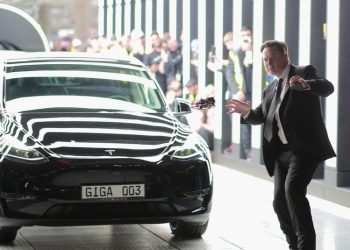 Elon Musk inaugura su primera fábrica europea de Tesla