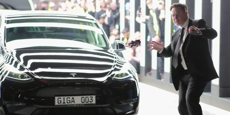 Elon Musk inaugura su primera fábrica europea de Tesla