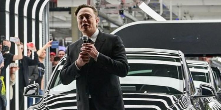 Elon Musk vuelve a vender acciones de Tesla tras comprar Twitter