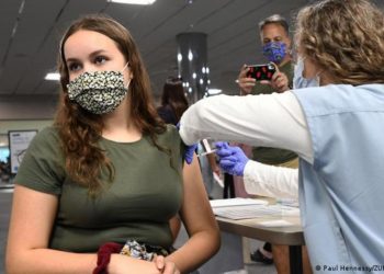 EMA aprueba uso de vacuna de BioNTech/Pfizer en adolescentes de 12 a 15 años