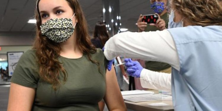 EMA aprueba uso de vacuna de BioNTech/Pfizer en adolescentes de 12 a 15 años