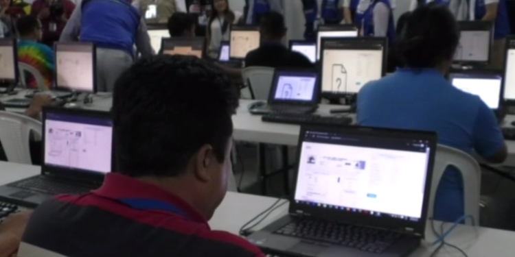 Embajador de Estados Unidos visita proyectos financiados por su gobierno en Izabal