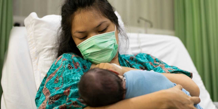 Embarazo y COVID-19: la madre protege al bebé de la infección y puede transmitirle anticuerpos